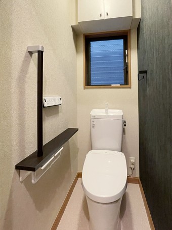 心強い手すりも新しくシンプルで安心のトイレに　品川区K様邸